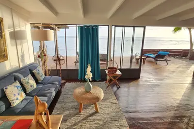Image de Villa moderne avec piscine en bord de mer sur l'île de Moorea