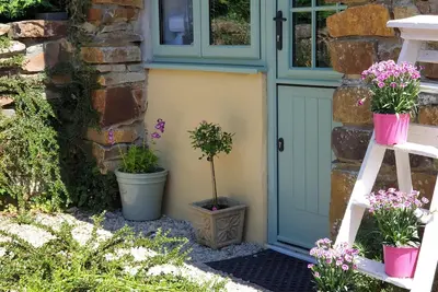 Image de Chalet romantique confortable avec bain Ă remous, panier artisanal, 4-Poster. Un espace incroyable!