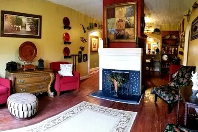 Image de Maison historique abordable à un pâté de maisons de la plage près du casino