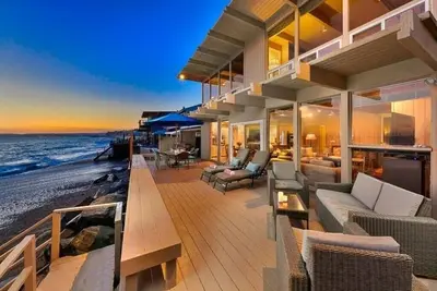 Image de 10% de réduction Sep-Oct Sous une nouvelle direction - Beachfront Large Home w / Endless Views