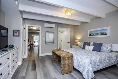 Image de Colonnades Condominium C-16