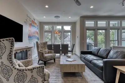 Image de Nouveau! Maison de ville haut de gamme - King William / Southtown