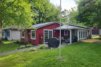 Image de Maison au bord du lac calme et paisible pour cette escapade de week-end parfaite! Nouvelle annonce!