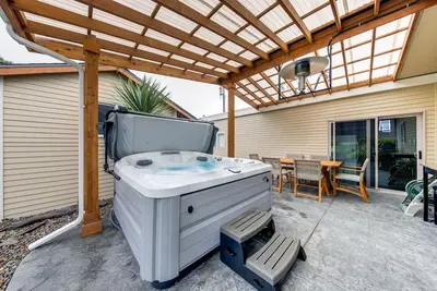 Image de Maison acceptant les chiens près de la plage avec bain à remous privé, terrasse et grill!