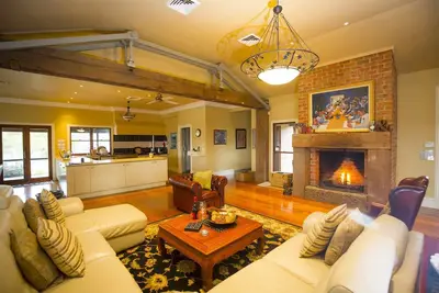 Image de The Ballabourneen House - Grand Hunter Valley homestead - 4 bedrooms with infinity pool and open fireplace