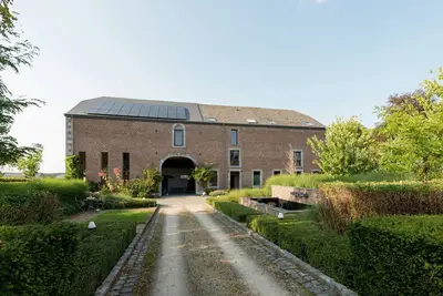 Image de Maison à Marche près des grottes Han