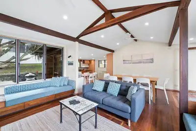 Image de Laguna Beach House | maison de plage classique Straddie, 3 chambres, 2 salles de bain, emplacement gr8
