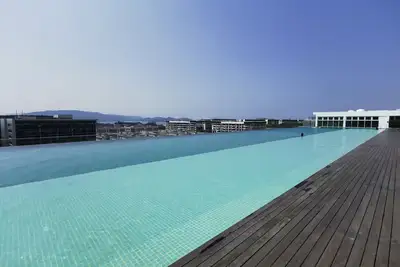 Image de Suite de luxe \/ 2-8 pax \/ Zone urbaine \/ Piscine à débordement avec vue majestueuse sur le coucher de soleil