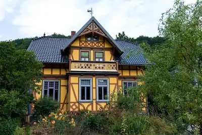 Landhaus Kunterbunt dans la forêt et la rivière avec du poulet et des moutons dans la forêt de Thuringe