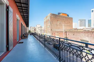 Image de Appartement de Coin Avec Balcon Privé de Plus de 650 m²!