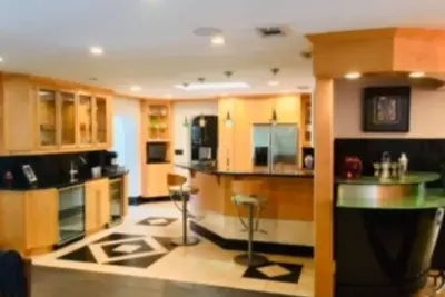 Image de 4500 pieds carrés maison de piscine front de mer tropical avec des aménagements incroyables intérieur / extérieur