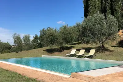 Image de Charmante ferme toscane isolée avec piscine, près de la ville de Cetona, située au sommet d'une colline.