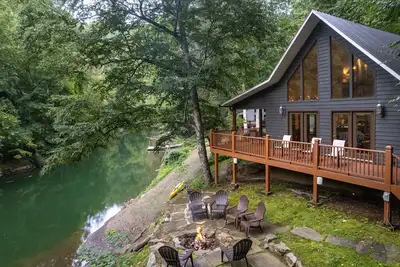 Image de Oasis Fontana Lakefront w / Pvt Dock, bain à remous! Près de Bryson City, Cherokee.