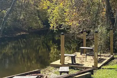 Image de Otters Way est une grande maison aérée qui dispose d'une entrée de la rivière et des ponts!