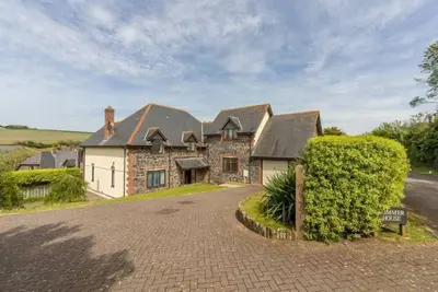 Image de Cette belle et spacieuse maison de vacances est idéale pour les groupes et les familles.