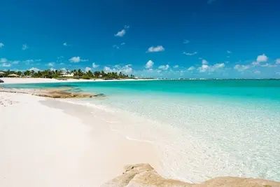 Image de 60 secondes à pied de la plage de Grace Bay! 1br, jardins luxuriants! !