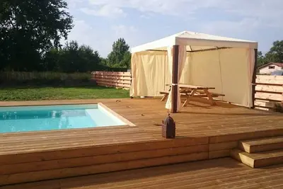 Image de Maison proche du centre : calme avec une piscine, un jacuzzi et bien clôturée.
