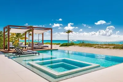 Image de Maison de plage moderne située sur le prestigieux Prince of Wales Drive