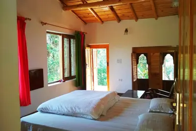 Image de Silent Valley Alchauna-Kumaoni Maison I au bord d'une rivière