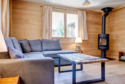 Image de Chalet rénové, 3 chambres, à 5 min des remontées, poêle à bois, parking, animaux acceptés