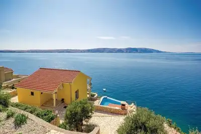 Image de Villa avec piscine et plage privée