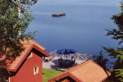 Image de Seehaus directement sur l'eau au domaine Skälsnäs sur le lac Helga à Småland