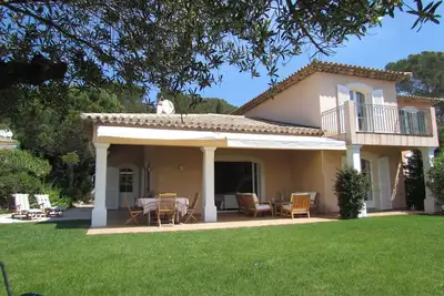 Image de Villa provençale neuve avec jardin méditerranéen, près de la plage