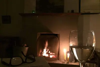 Image de Endroit à couper le souffle - maison simple des années 1930 avec feux de bois et couchers de soleil incroyables