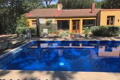 Image de Luxueuse villa, piscine privée dans un domaine privée avec sécurité Vut 47-121