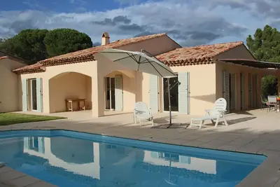 Villa de la Désirade avec piscine, climatisation et grand jardin privé au centre du village viticole