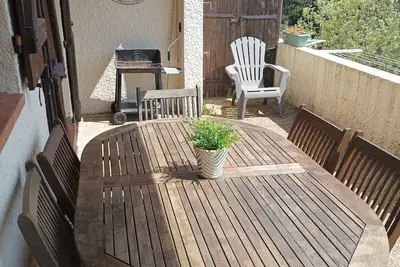 Image de Cassis à 6km, Marseille à 20. Rez de Jardin de villa entre mer et collines
