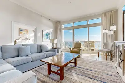 Image de Condo en bord de mer avec balcon privé, vue sur le golfe et commodités communes sur place!