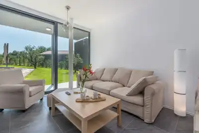 Image de Détendez-vous et profitez de la magnifique Istrie intérieure depuis une villa luxueuse et élégante.