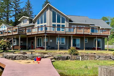 Image de Lakefront, maison familiale w / un bain à remous privé, salle de jeux et dock
