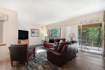 Image de Spacieux condo de montagne avec piscine partagée et bain à remous. Près de la rivière - bus à la pente!