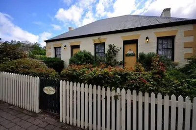 Image de Original 1823 Bridge Cottage / Sergeants Cottage
