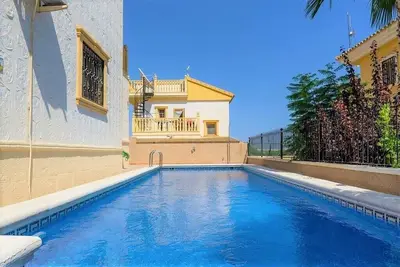 Villa Rose est une location de 3 chambres avec piscine privée