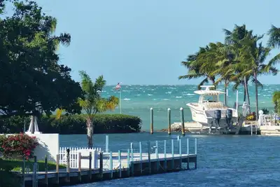 Image de 2 incroyables maisons au bord de l'eau - un prix bas!