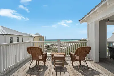 Image de New Luxury Beach Home / Vues à couper le souffle sur le golfe et les dunes / Étapes menant à l'accès à une plage privée / Piscine communautaire