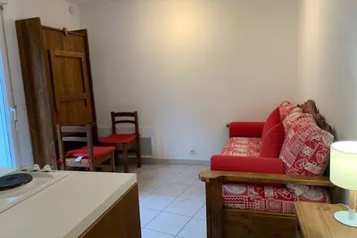 Image de Studio cosy proche télécabine et thermes, balcon ombragé, wifi inclus, animaux acceptés