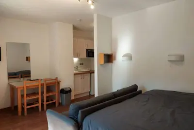 Image de Studio accueillant avec balcon et WiFi à Brides-les-Bains