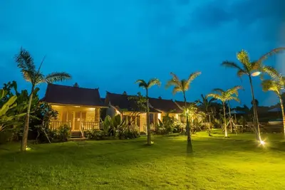 Image de Cottage en teck de style balinais Ă Lembongan, avec une piscine et une immense pelouse