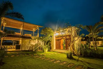 Image de Cottage en teck de style balinais Ă Lembongan, avec une piscine et une immense pelouse