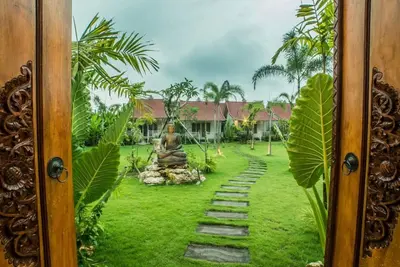 Image de Cottage en teck de style balinais Ă Lembongan, avec une piscine et une immense pelouse
