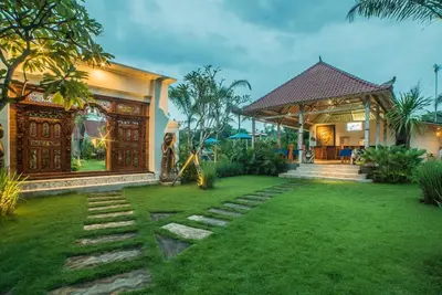 Image de Cottage en teck de style balinais Ă Lembongan, avec une piscine et une immense pelouse