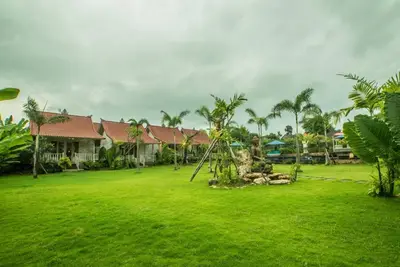 Image de Cottage en teck de style balinais Ă Lembongan, avec une piscine et une immense pelouse