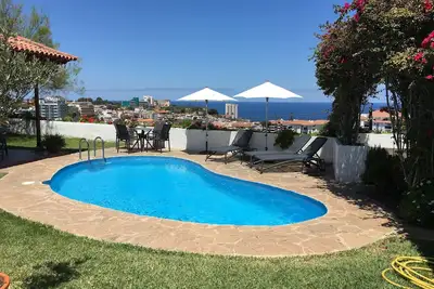 Image de Grande villa avec vue et propre piscine chauffée