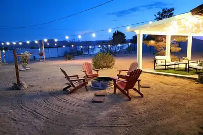 Image de Près du parc, Bain à remous, Lit king size, Foyer, Patio, Tout à fait