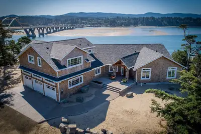 Image de Luxueux condo surplombant la baie d'Alsea et l'océan Pacifique