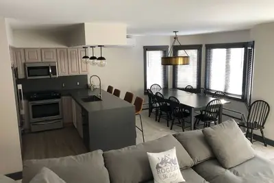 Image de Ski / in and out unité de 5 chambres! Rénové et prêt pour la location en novembre.